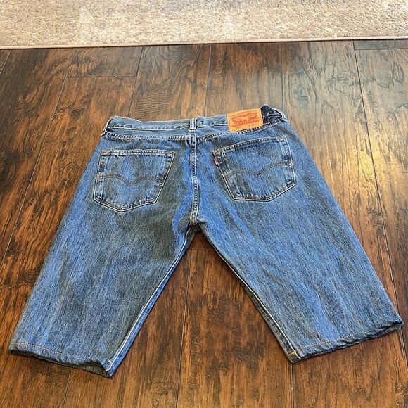 Levi’s 501 Button Fly Jean shorts in EUC size 36 - Picture 2 of 6